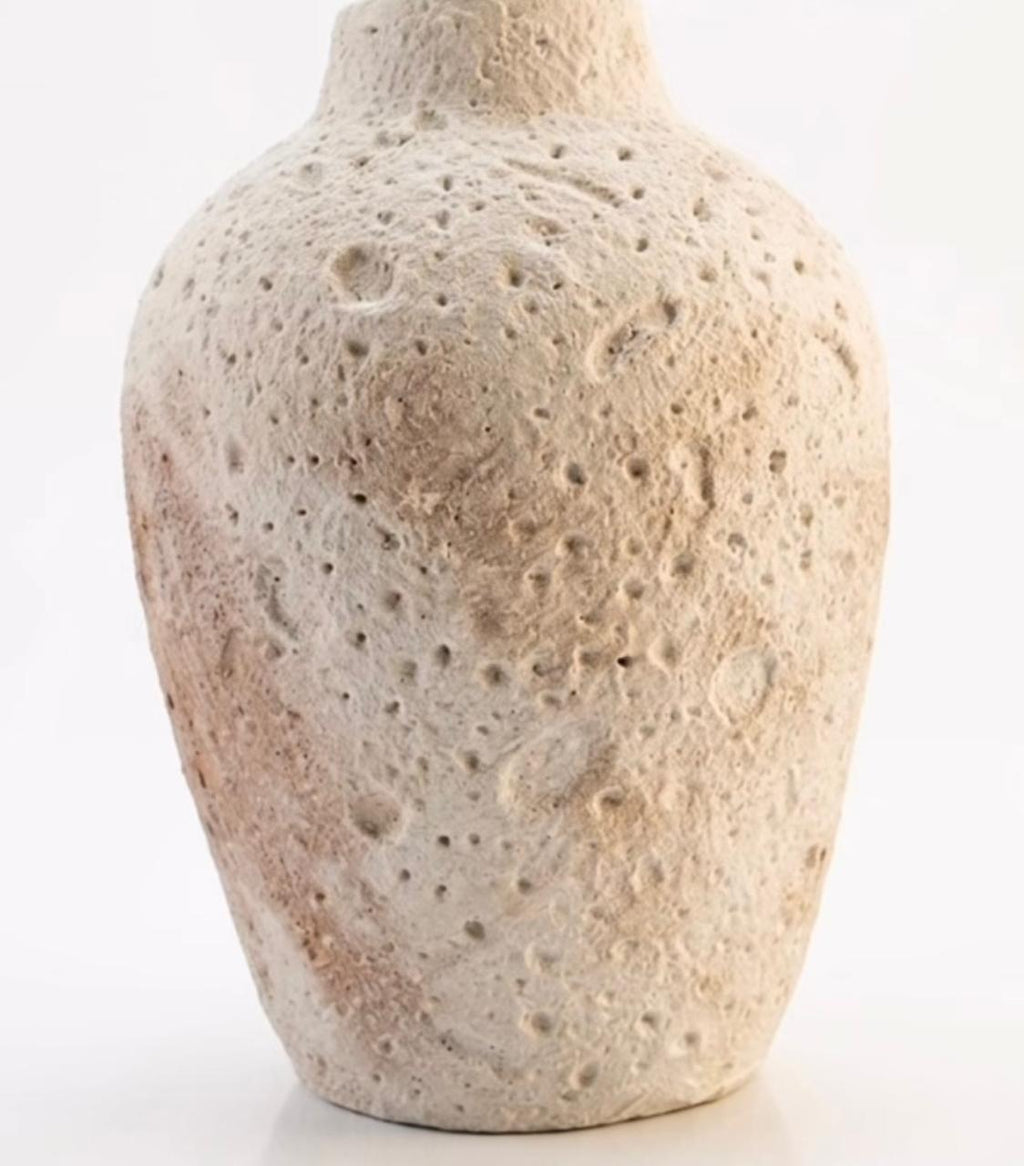 Trío de ánforas artesanales en tonos carbón, tierra y piedra caliza
