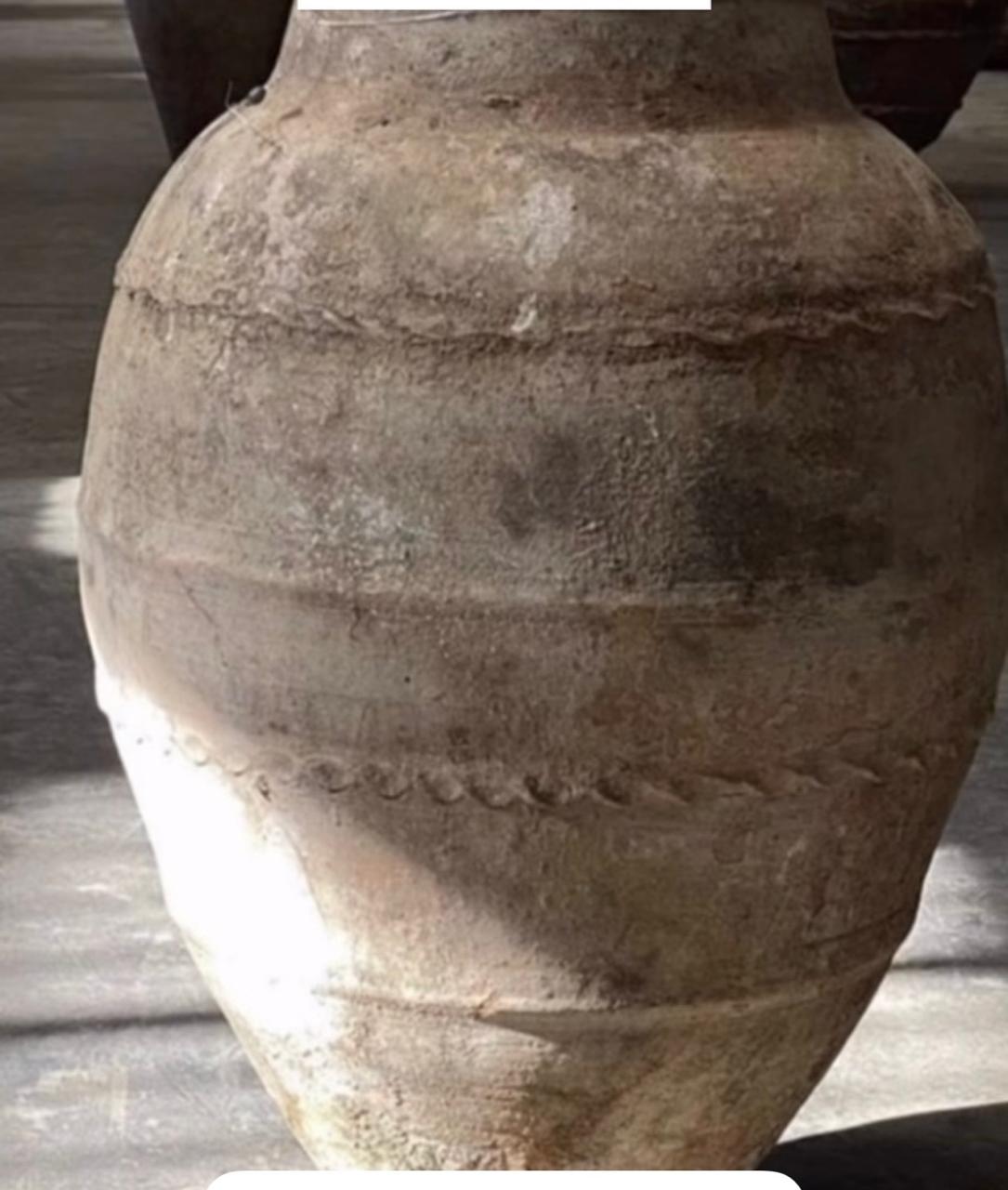 Vasijas blancas de cerámica artesanal en galería de arte